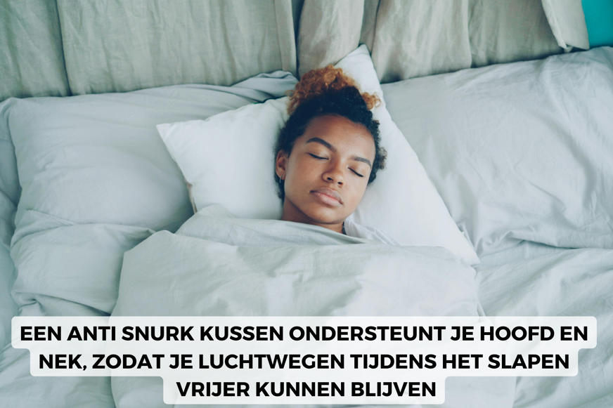 Iemand slaapt op een anti-snurkkussen